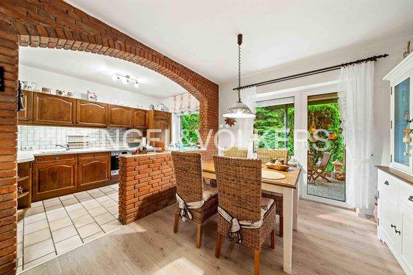 Esszimmer mit angrenzender Küche