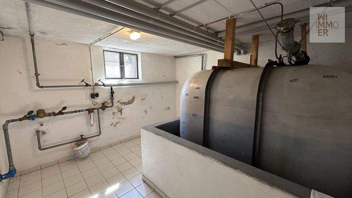 Östlicher Gebäudeteil KG - Öltanks und Wasseranschluss