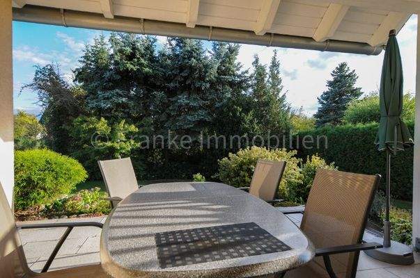 teilüberdachte Terrasse