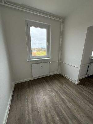 Helles Zimmer mit Fenster