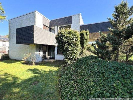 westlicher Kubus mit Balkon und Terrasse