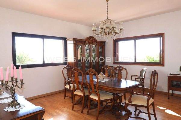 Wohnzimmer mit zwei Fensterfronten und Parkettfußboden