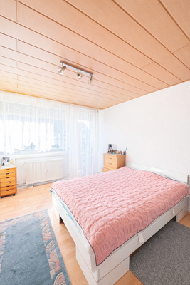 Großzügiges Schlafzimmer