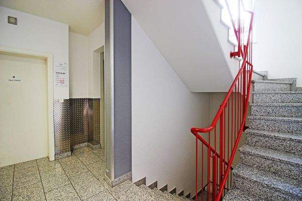 Treppenhaus mit Aufzug