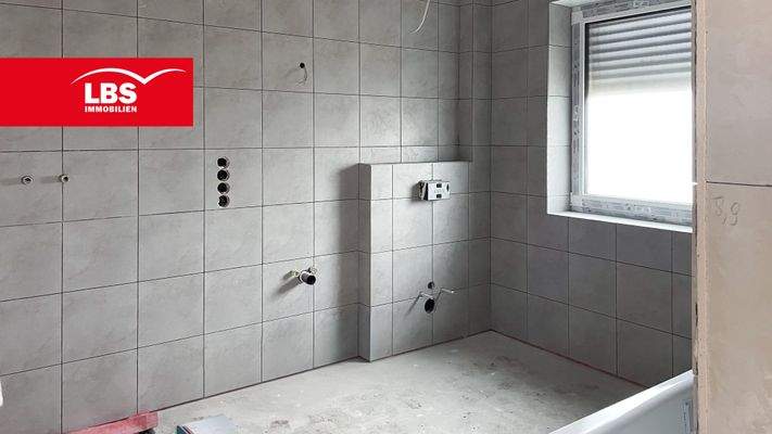 Badezimmer mit Dusche und Wanne