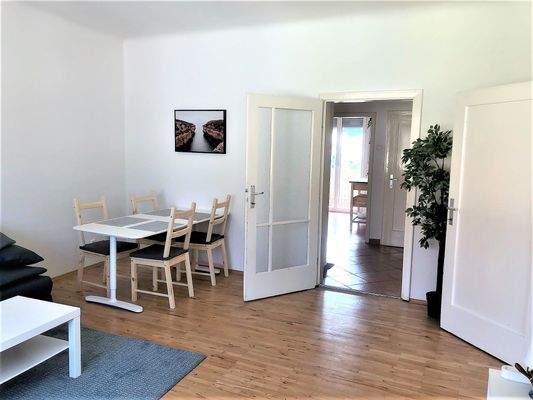 Esstisch im Wohnzimmer/Dining table in the living room