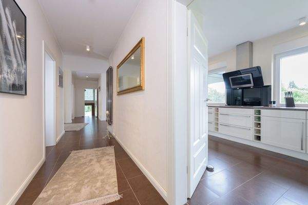 Flur mit Blick in die Küche