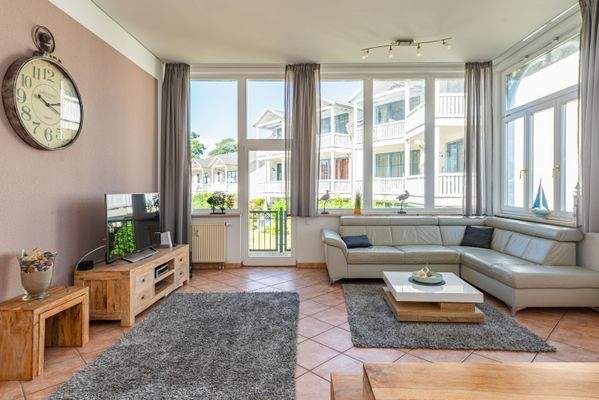 Der Wohnbereich mit Zugang zum Balkon