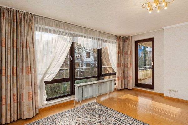 ... mit Zugang zum Balkon