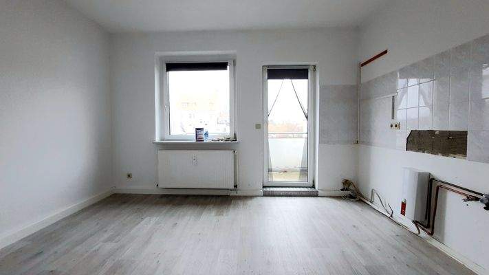 Leere Küche mit Balkonzugang