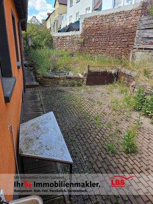 Kleiner Garten hinterm Haus