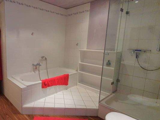 Bad mit Wanne und Dusche