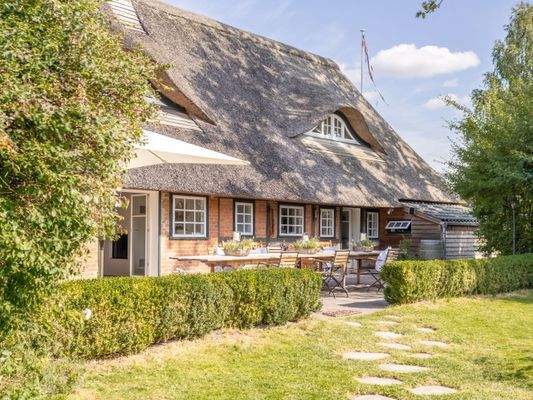 Blick vom Garten auf die Terrasse