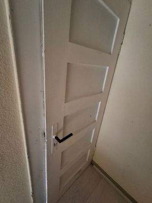 Tür und Klinke im Bauhausstil