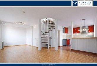 Blick in den Wohn-/Essbereich und Küche