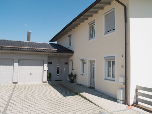 Hof und Garage mit Stellplatz vor der Haustüre