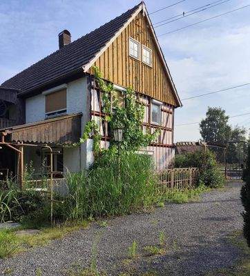 Giebelansicht mit Einfahrt