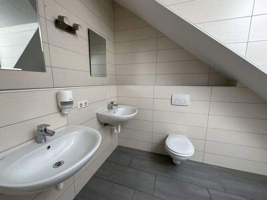 Neuwertiges Badezimmer DG