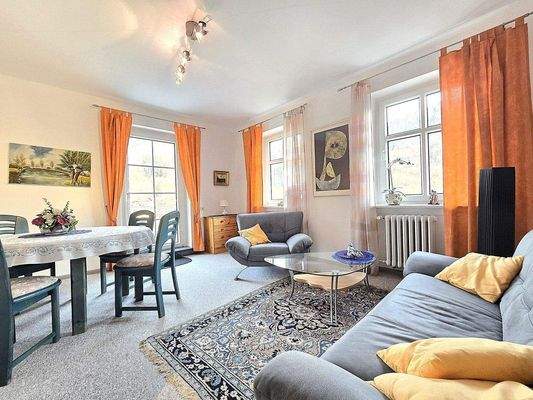 OG: Wohnzimmer mit Zugang zum großzügigem Balkon 