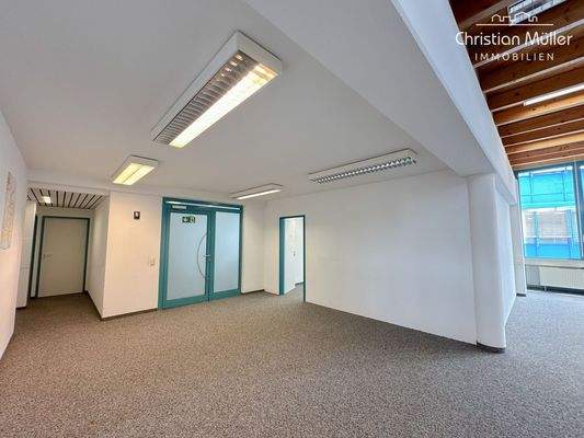 Großräumiger Eingangsbreich 