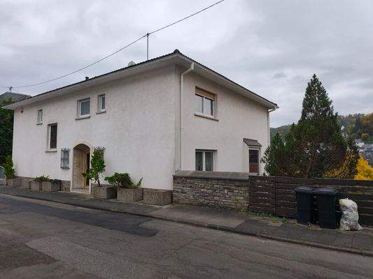 Vorne mit Haupteingang