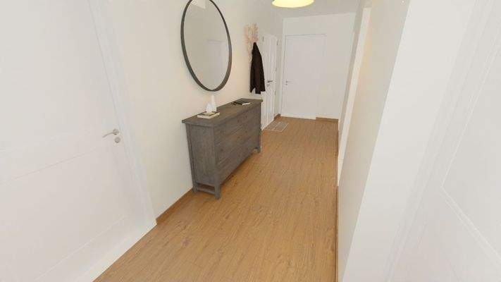 Moderner Flur mit Spiegel