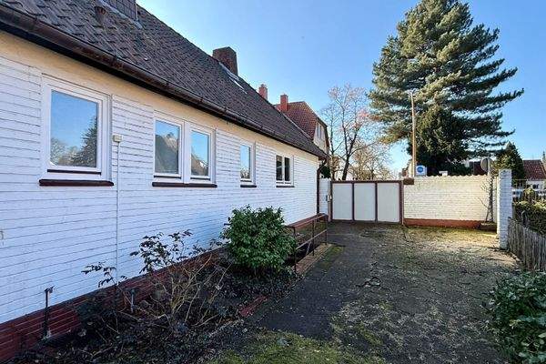 Blick zur Hauseinfahrt.