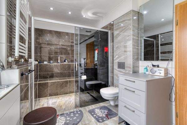 ... und Bodentiefer Dusche