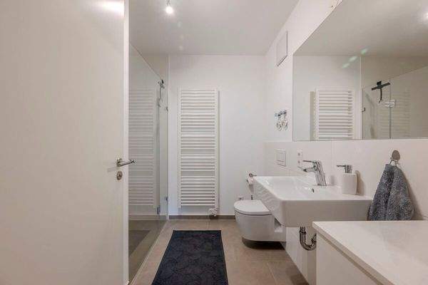 Das Gäste-Badezimmer mit Dusche