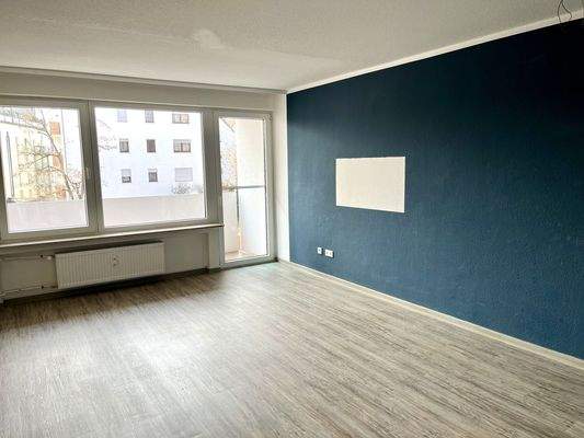 Wohnzimmer mit Zugang zum Balkon 