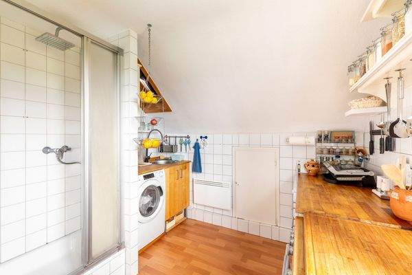 Küche und Badezimmer