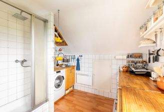 Küche und Badezimmer