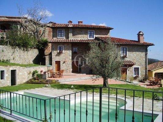  Äußeres und pscina