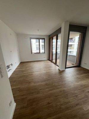 Leeres Wohnzimmer mit Balkon