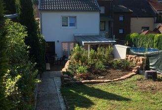 Ansicht Hinterhaus mit Terrasse und Garten