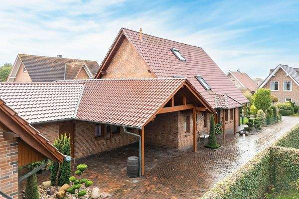 Blick entlang der Einfahrt