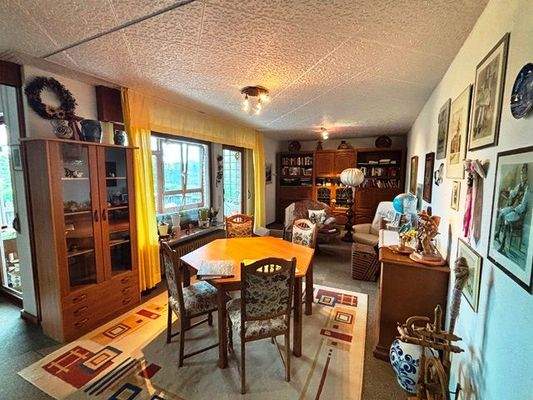 Das Esszimmer mit Blick auf den Wintergarten