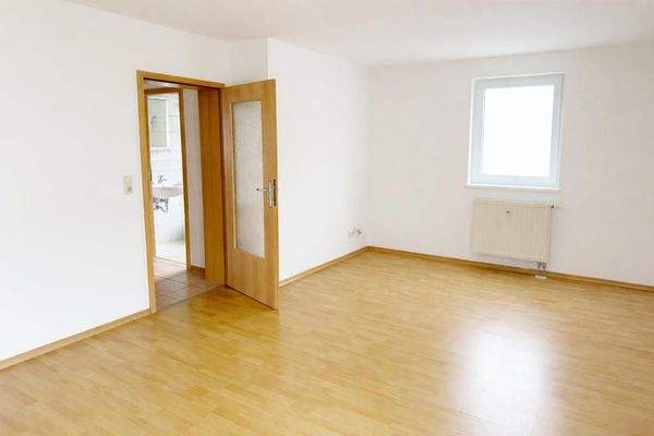 Wohnzimmer mit Blick Richtung Flurbereich