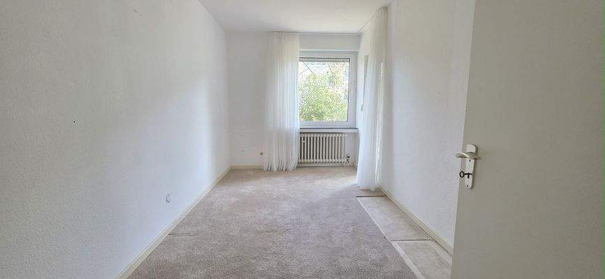 Kinderzimmer mit Zugang Terrasse