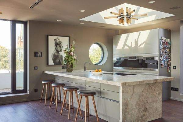 Stilvolle Einbauküche mit Weinkühlschrank und hochwertiger Marmorarbeitsplatte