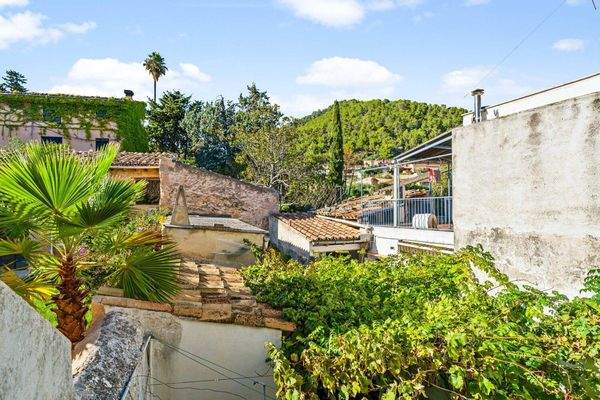 Ausblick in den Garten von Badezimmer