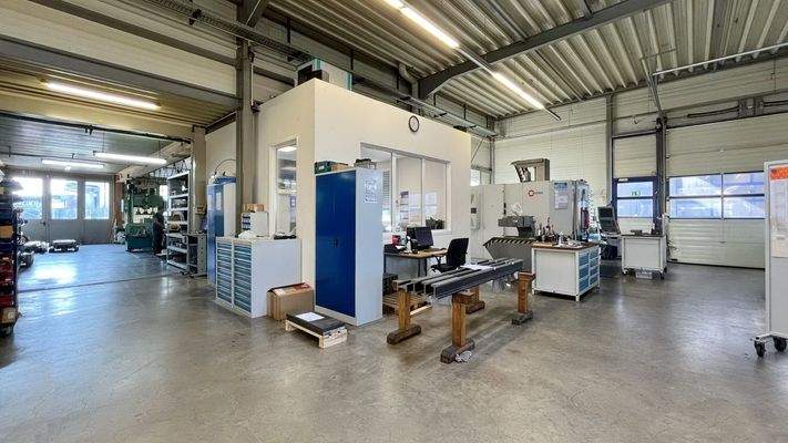 Erdgeschoss | Büro mit direktem Zugang zur Lagerhalle