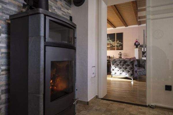 Kamin im EZ und Eingang zum Wohnbereich