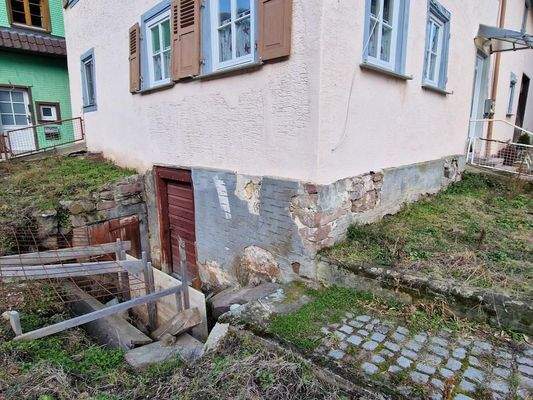 Stützmauer zum Keller