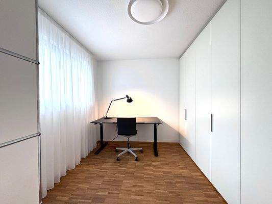 Helles Arbeitszimmer