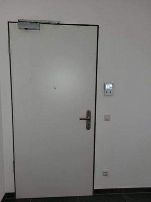 Wohnungseingangstüre mit Spion und Camera