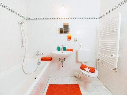 Modernes Badezimmer mit Wanne 