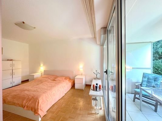 Schlafzimmer im EG mit Zugang zum Balkon 