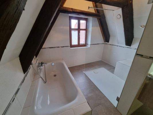 Bad mit Wanne und Walk In Dusche