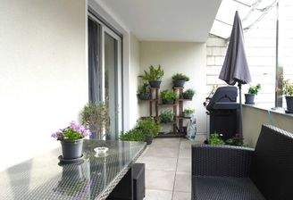 Sonniger Balkon im EG